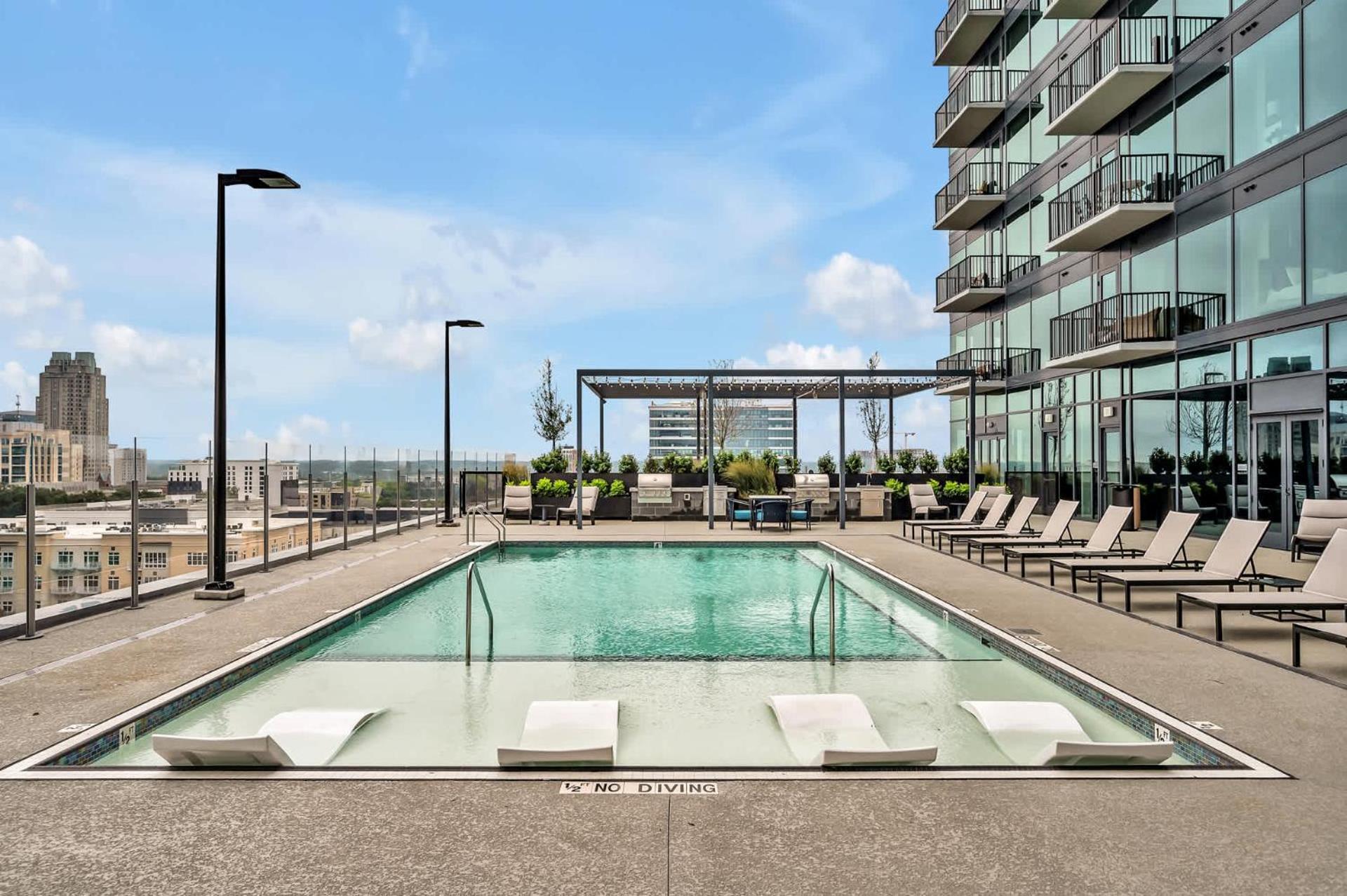 High-rise Free Parking & Sunset View 1 Apartment Raleigh